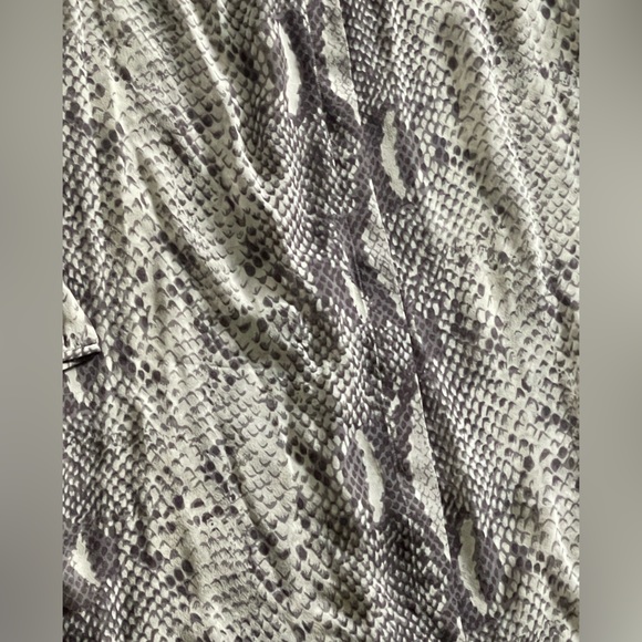 DVF silk tie neck/ bow python dress. Size 4 - Picture 2 of 4